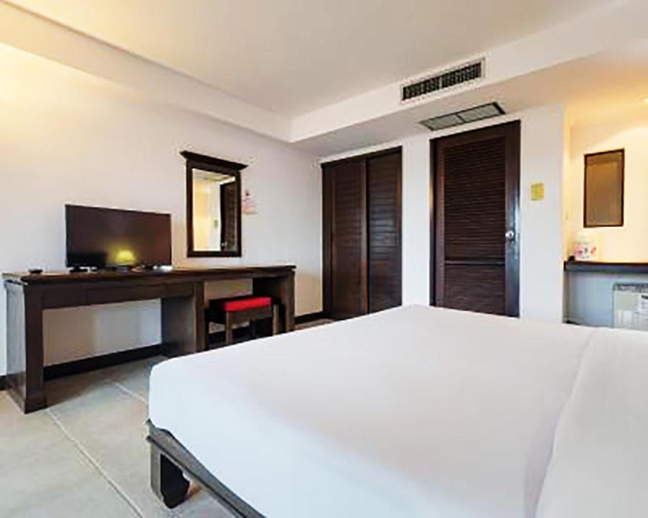 Bodega Phuket Patong (Adults Only) Hostel Exterior photo